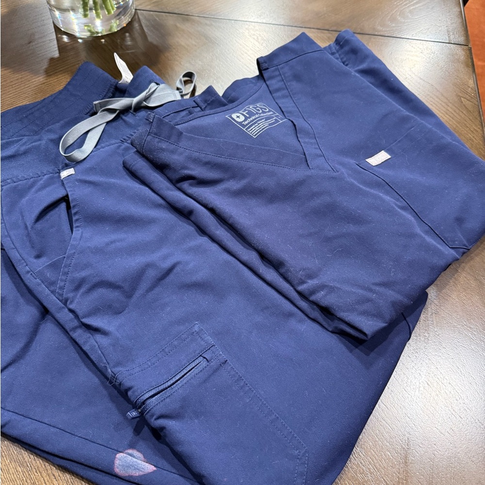 Figs Women's Navy jogger scrub set